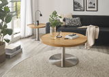 Moderner Couchtisch mit runder Holzplatte und Metallfuß, im Wohnzimmer mit Sofa und Dekorationen, seitliche Perspektive