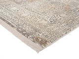 Designer Teppich in Beige- und Grautönen mit klassischem Muster, perspektivisch von der Ecke aufgenommen.