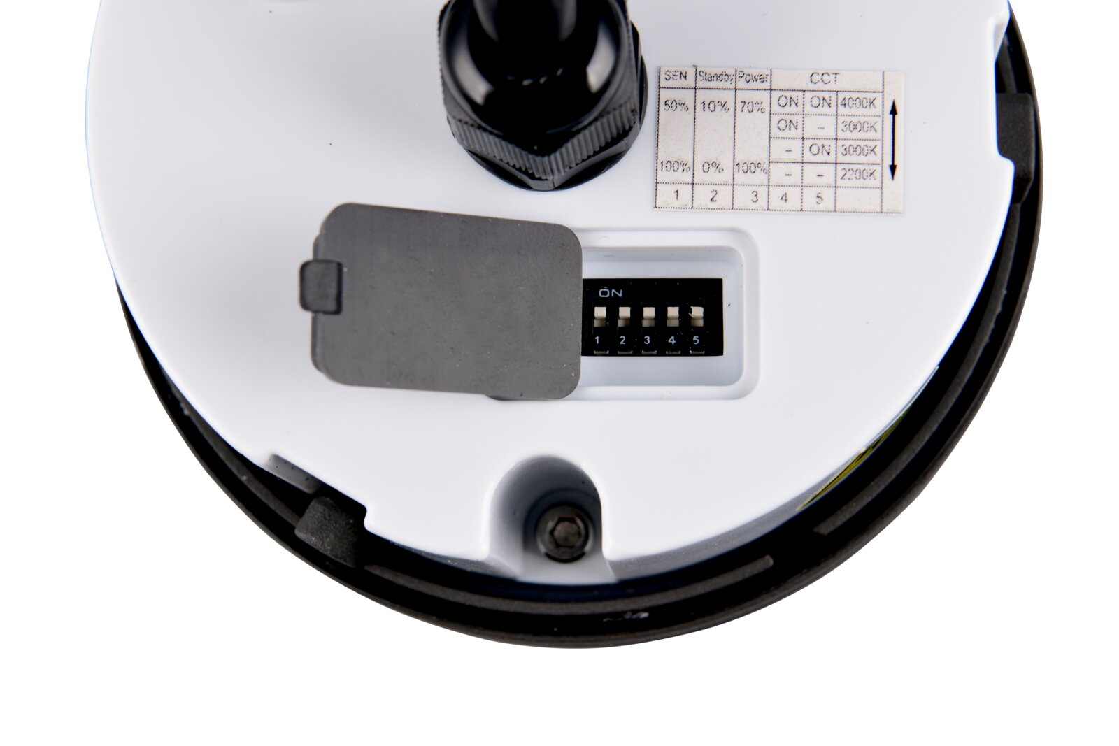 Close-up van de onderkant van een LED-buitenvloerlamp met schakelaar en instelmogelijkheden.