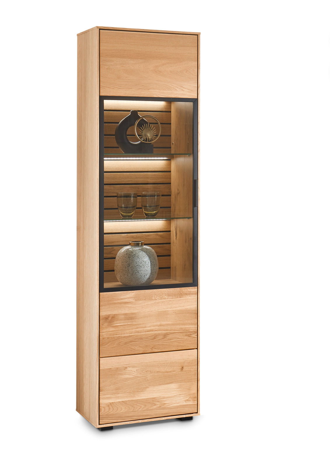 Holzvitrine mit Glastür, dekoriert mit Vasen und Gläsern, seitliche Perspektive