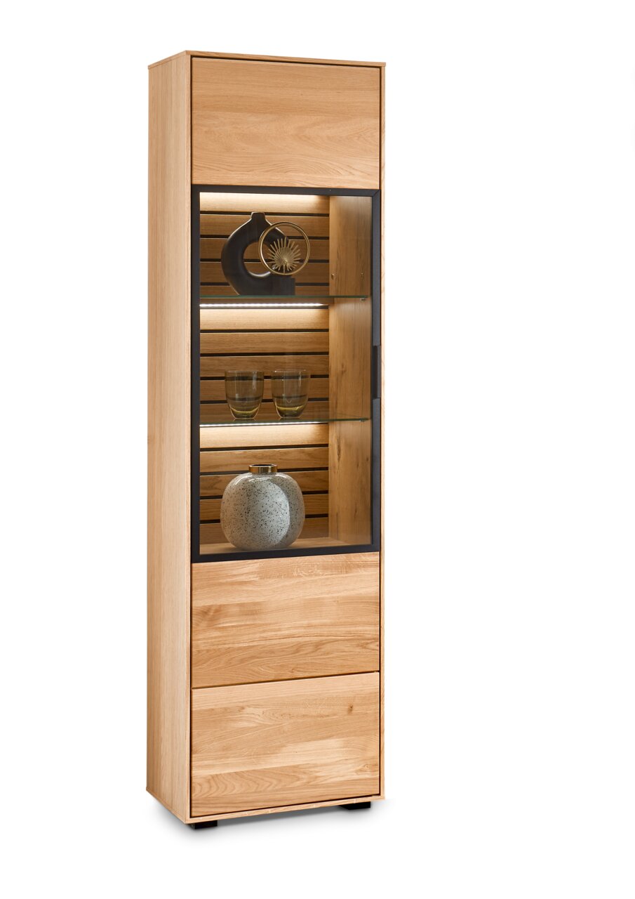 Set one by Musterring Vitrine SET ONE JACKSON Holzvitrine mit Glastür, dekoriert mit Vasen und Gläsern, seitliche Perspektive