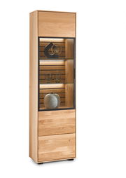 Holzvitrine mit Glastür, dekoriert mit Vasen und Gläsern, seitliche Perspektive