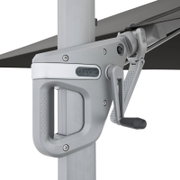 Nahaufnahme der Kurbel- und Getriebeeinheit eines Doppler-Sonnenschirms in Silber/Schwarz am Mast, seitliche Perspektive