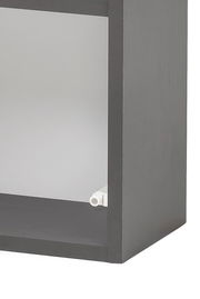 Nahaufnahme eines modernen, dunkelgrauen Hängeschranks mit offener Vorderseite, seitliche Perspektive