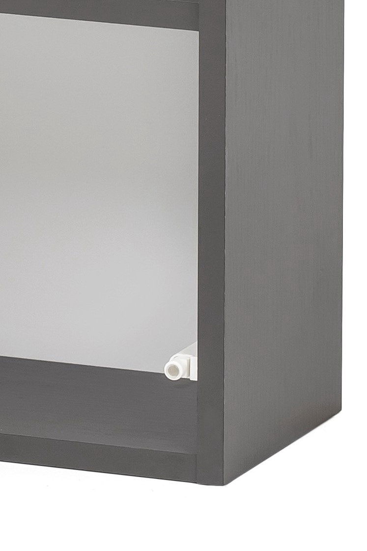 Nahaufnahme eines modernen, dunkelgrauen Hängeschranks mit offener Vorderseite, seitliche Perspektive