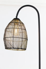 Detailaanzicht van voren van een zwarte booglamp met een open, gevlochten draadkap en warm brandende lichtbron