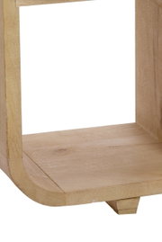 Close-up van een houten staande boekenkast van licht hout, in perspectief van onderaf gezien.
