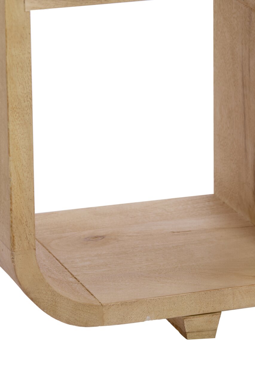 Close-up van een houten staande boekenkast van licht hout, in perspectief van onderaf gezien.