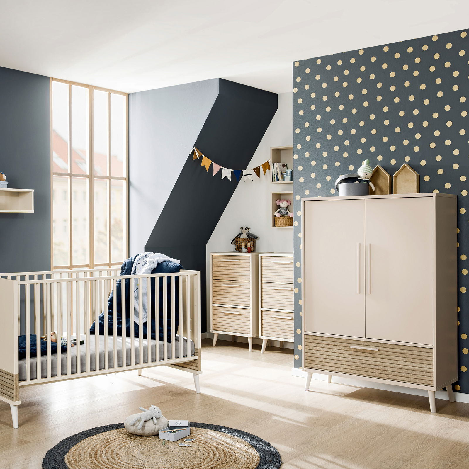 Moderner Kleiderschrank EEFJE in einem stilvollen Kinderzimmer, frontal abgebildet, mit zwei Türen und einer Schublade, umgeben von weiteren Möbeln und Dekorationen.