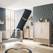 Moderner Kleiderschrank EEFJE in einem stilvollen Kinderzimmer, frontal abgebildet, mit zwei Türen und einer Schublade, umgeben von weiteren Möbeln und Dekorationen.