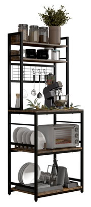 Küchenregal im Industrial-Design mit schwarzem Metallrahmen und Holzablagen, mit Hakenleiste und Gitterrückwand, bestückt mit Vorratsgläsern, Geschirr, Küchenmaschine und kleinem Ofen; perspektive: leicht schräg von vorne.