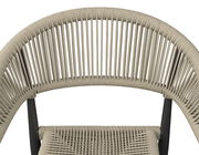 Nahaufnahme eines Stapelsessels mit beigem Seilgeflecht und schwarzem Rahmen, Ansicht von oben.