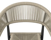 Nahaufnahme eines Stapelsessels mit beigem Seilgeflecht und schwarzem Rahmen, Ansicht von oben.