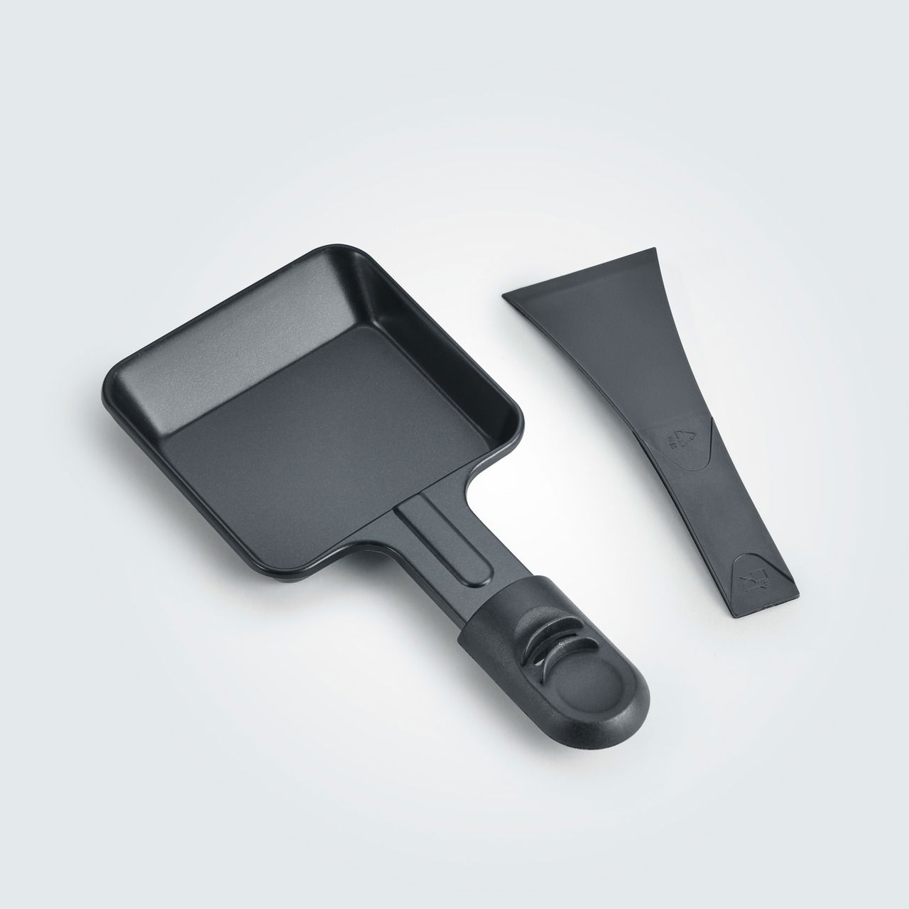 Raclette-Pfännchen und Spatel aus der Vogelperspektive