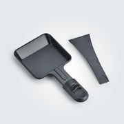 Raclette-Pfännchen und Spatel aus der Vogelperspektive