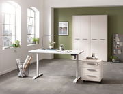 Weißer Rollcontainer mit drei Schubladen und Rollen, seitliche Perspektive, in einem modernen Büro mit grünem Akzent an der Wand.