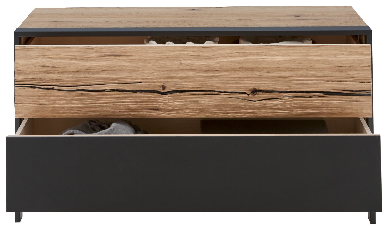 Frontansicht einer modernen Kommode mit zwei offenen Schubladen, obere Schublade in Holzoptik, untere in dunklem Grau.
