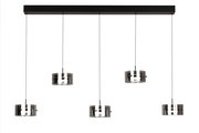 Moderne LED-Hängeleuchte mit vier zylindrischen Lampenschirmen aus Glas, aufgehängt an einem rechteckigen schwarzen Baldachin. Frontale Ansicht.