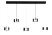 Moderne LED-Hängeleuchte mit vier zylindrischen Lampenschirmen aus Glas, aufgehängt an einem rechteckigen schwarzen Baldachin. Frontale Ansicht.