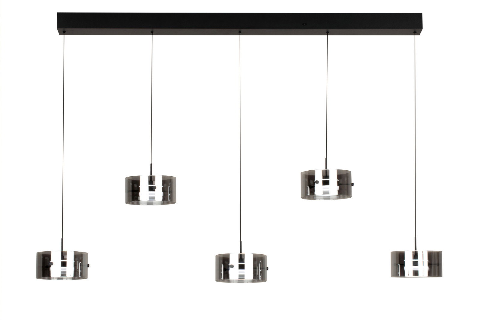Moderne LED-Hängeleuchte mit vier zylindrischen Lampenschirmen aus Glas, aufgehängt an einem rechteckigen schwarzen Baldachin. Frontale Ansicht.