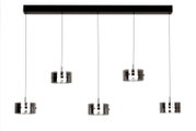 Moderne LED-Hängeleuchte mit vier zylindrischen Lampenschirmen aus Glas, aufgehängt an einem rechteckigen schwarzen Baldachin. Frontale Ansicht.