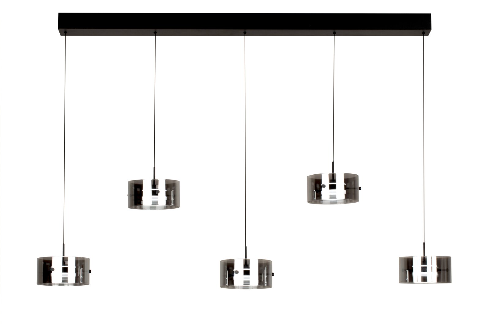 Moderne LED-Hängeleuchte mit vier zylindrischen Lampenschirmen aus Glas, aufgehängt an einem rechteckigen schwarzen Baldachin. Frontale Ansicht.