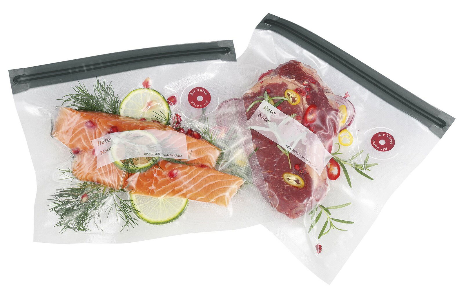 Zwei Vakuumbeutel mit frischem Lachs und Fleisch, von oben fotografiert, mit Kräutern und Zitronenscheiben garniert.