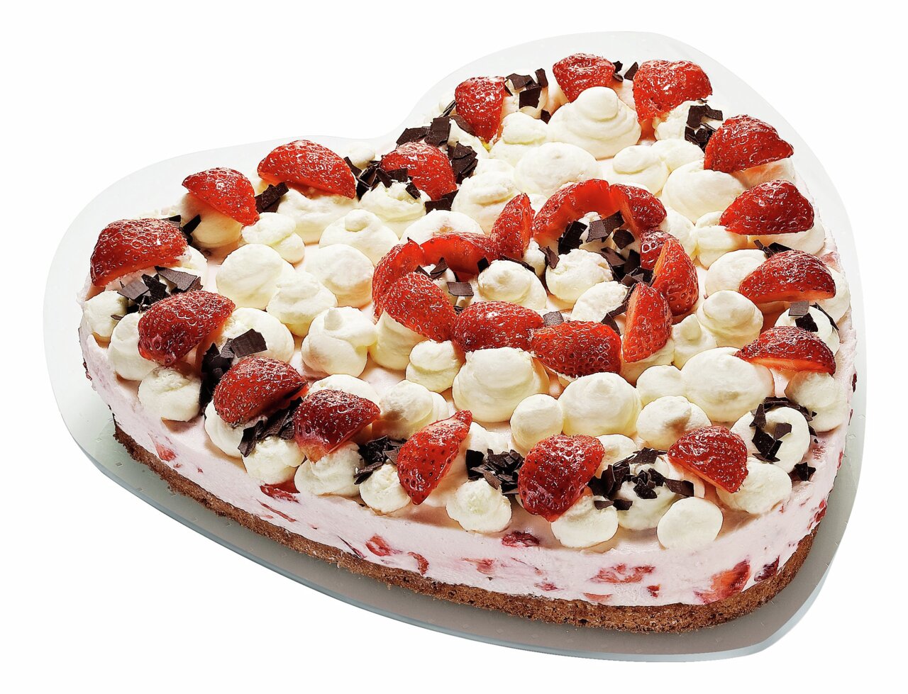 Herzförmige Sahnetorte mit Erdbeeren und Schokoladenstückchen, seitliche Perspektive