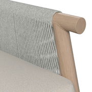 Detailansicht einer Loungegarnitur mit hellgrauem Stoff und Holzrahmen, seitliche Perspektive