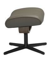 Seitenansicht eines modernen Stressless Hockers PAUL mit schwarzem Metallfuß und gepolsterter Sitzfläche in neutralem Farbton.