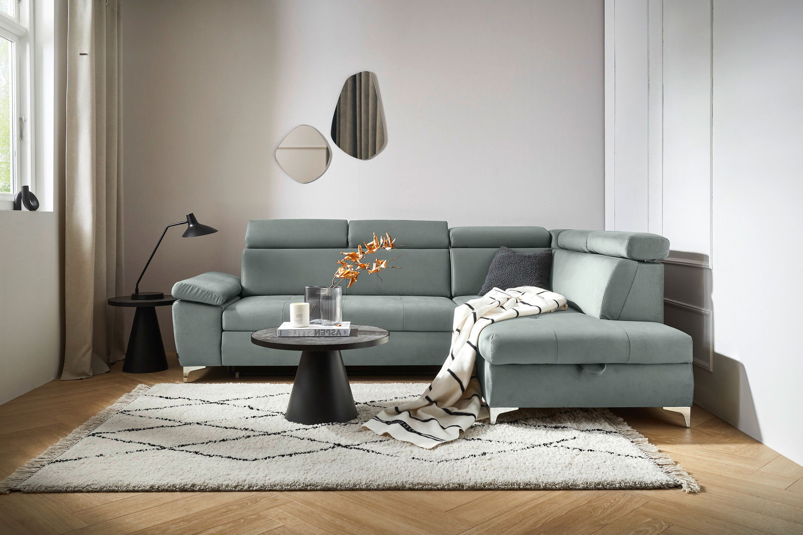 Moderne Rundecke in L-Form in einem stilvollen Wohnzimmer, seitliche Perspektive