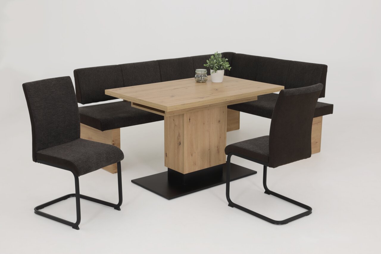 Eckbankgruppe mit Holztisch und dunklen Polsterstühlen, seitliche Perspektive