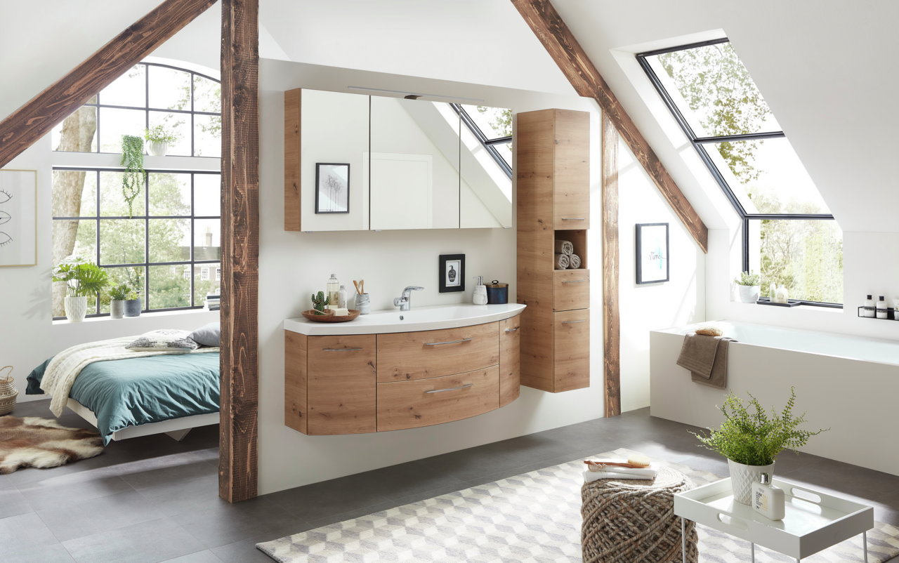 Sadena Hochschrank Türanschlag rechts PLAKA Moderner Hochschrank in Holzoptik in einem stilvollen Badezimmer mit Dachschräge, seitliche Perspektive.