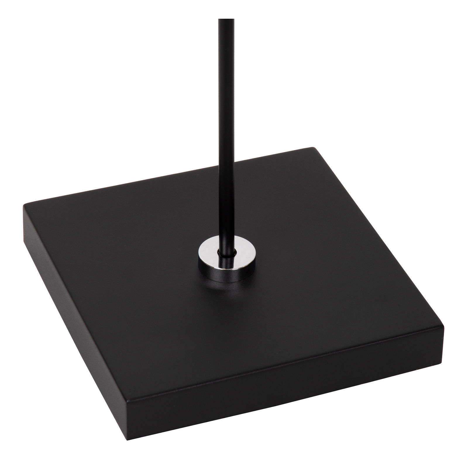 Nahaufnahme der Basis einer schwarzen Steh- und Leseleuchte mit quadratischem Sockel und schlankem Stab.