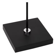 Nahaufnahme der Basis einer schwarzen Steh- und Leseleuchte mit quadratischem Sockel und schlankem Stab.