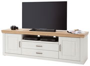 TV-Lowboard aus hellem Holz mit zwei Schubladen und zwei Türen, darauf ein großer Flachbildfernseher, seitliche Perspektive