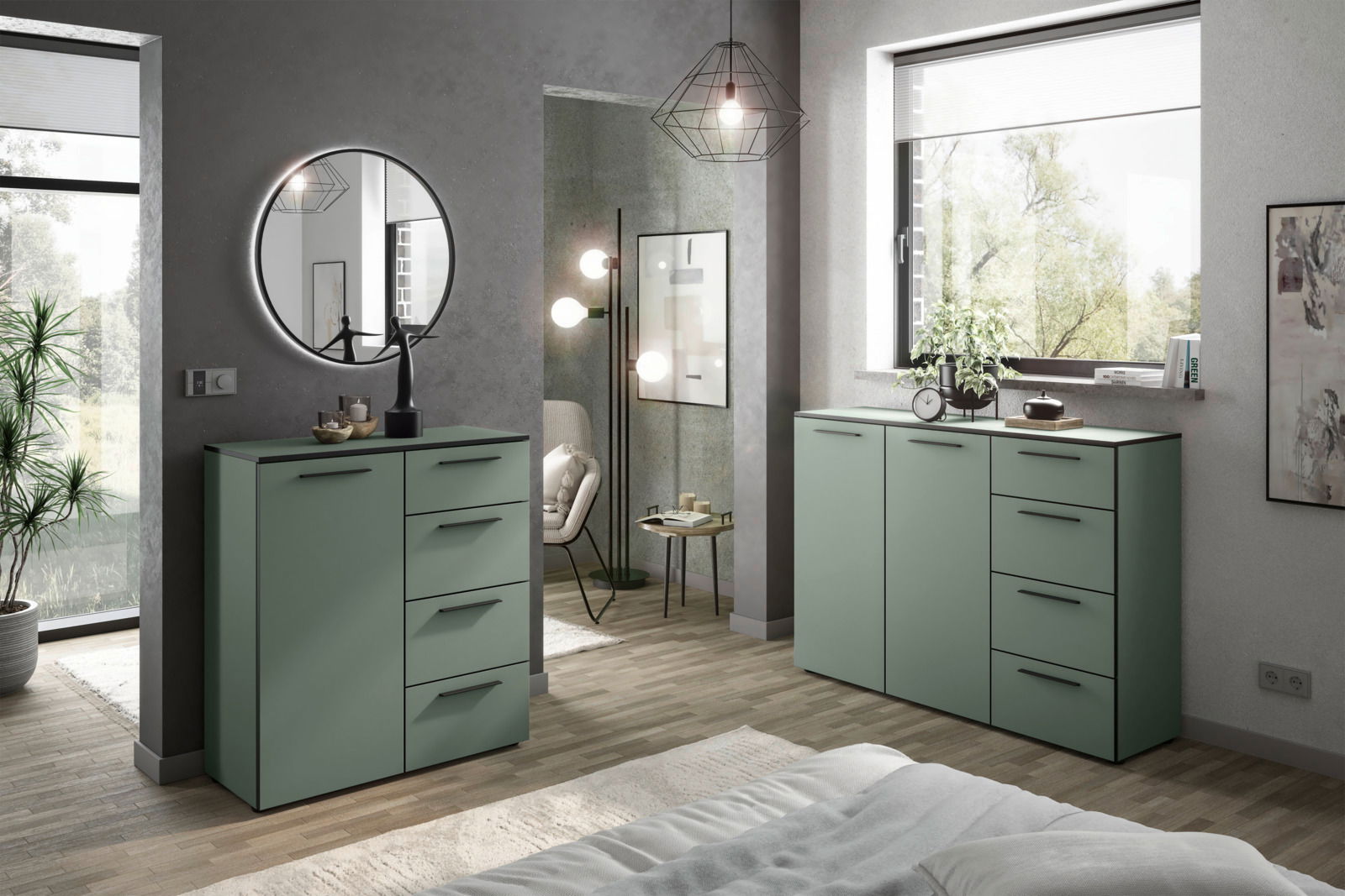 Zwei grüne Kommoden in einem modernen Schlafzimmer, eine mit Spiegel im Hintergrund, aus seitlicher Perspektive fotografiert.