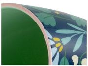 Nahaufnahme eines dekorativen Keramikbechers mit dunkelblauem Blumenmuster außen, rosafarbenem Rand und grün glasiertem Innenraum, Perspektive schräg von oben auf den Rand