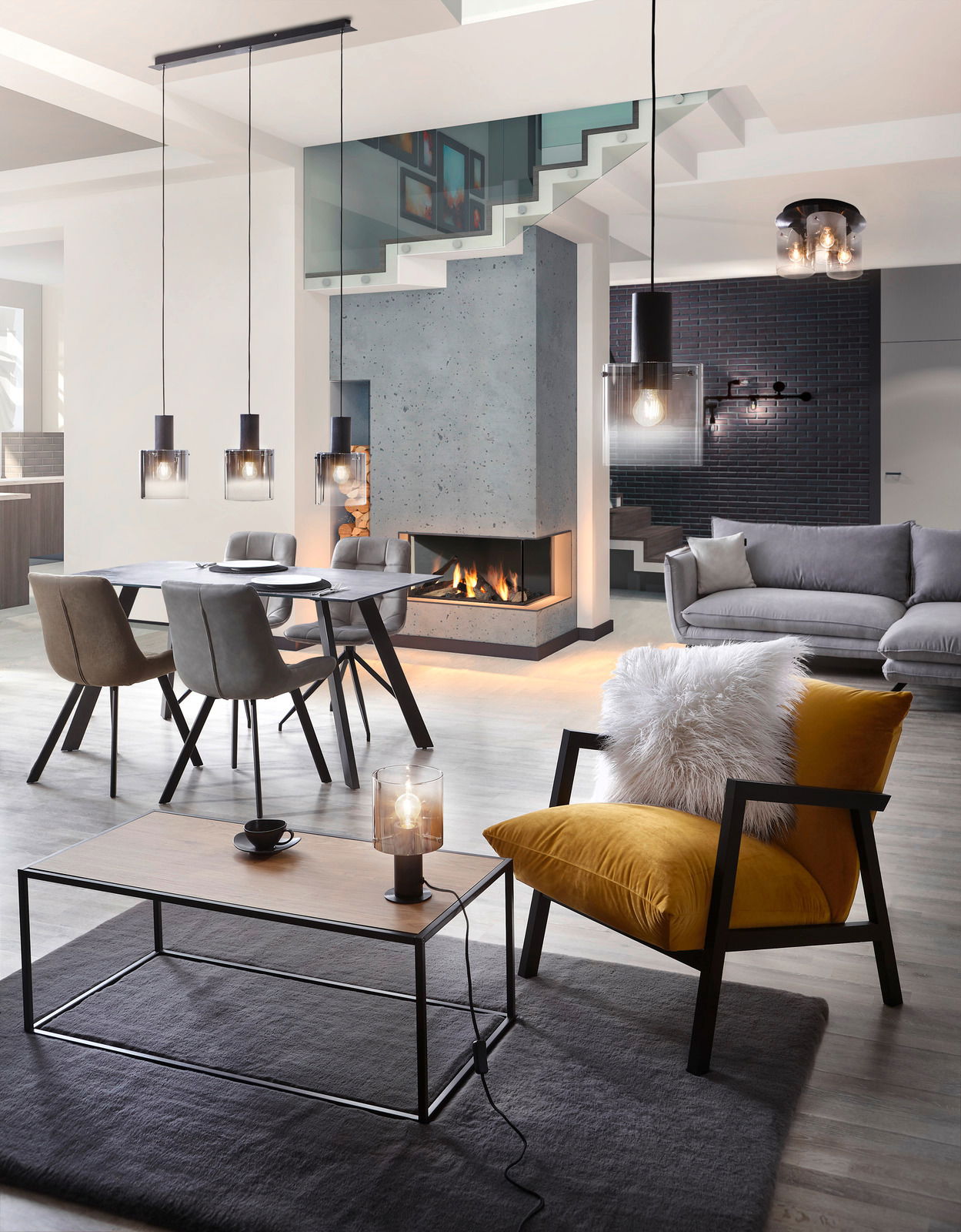 Brilliant Leuchten Deckenleuchte BETH Moderne Wohnzimmeransicht mit Hängeleuchten über einem Esstisch, einer Tischleuchte auf einem Couchtisch und einer Deckenleuchte, Perspektive von vorne.