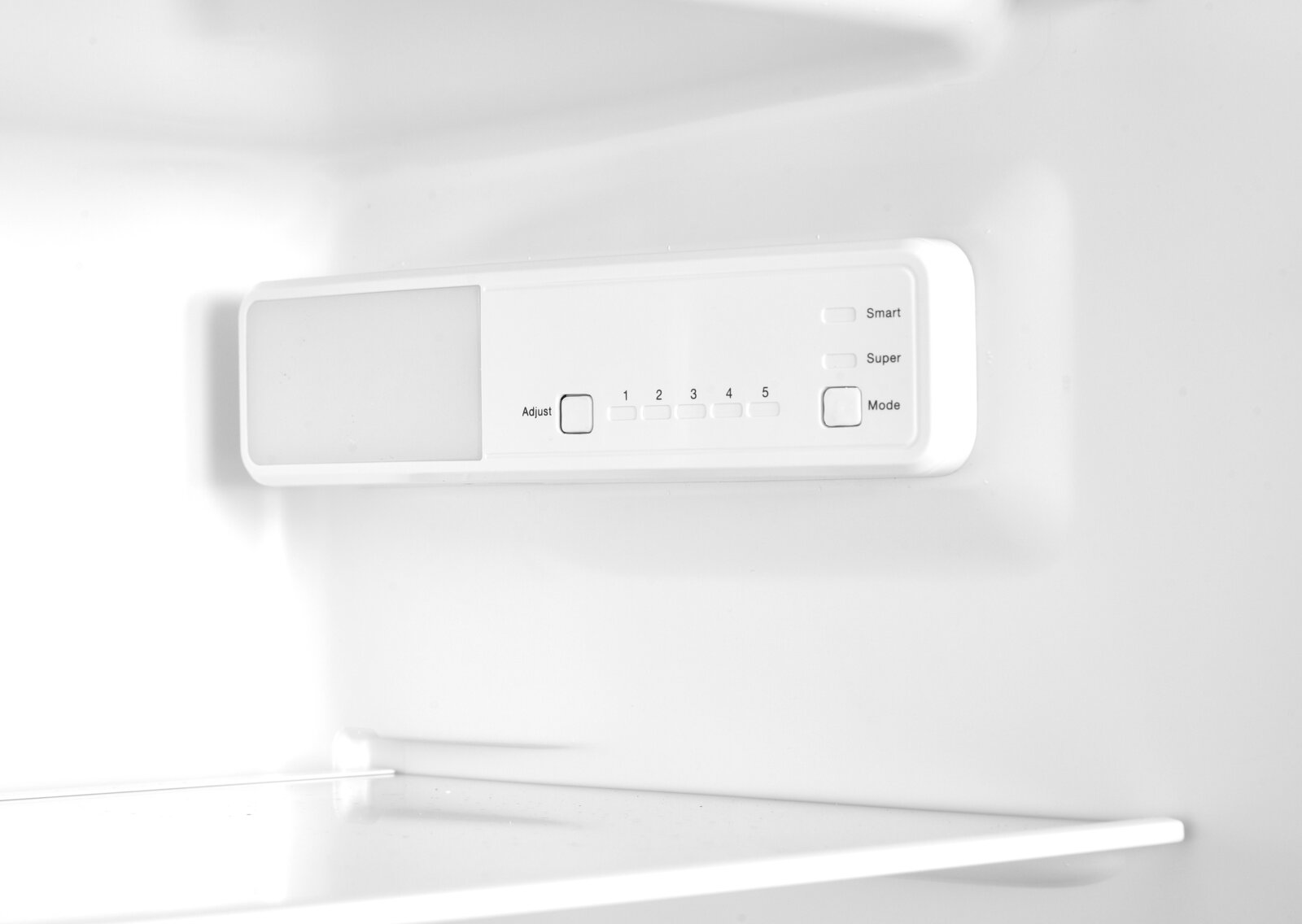 PKM Einbaukühlschrank KS184.4EEB Weißes Bedienfeld/Steuerungseinheit mit Tasten und LED-Anzeige (Smart, Super, Mode, Stufen 1–5) an der Innenwand eines Kühlschranks, Frontalansicht leicht von links.