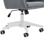 Grauer Homeoffice-Drehstuhl mit weißem Fußkreuz und Rollen, seitliche Perspektive