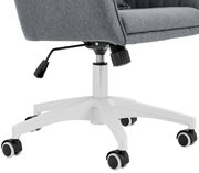 Grauer Homeoffice-Drehstuhl mit weißem Fußkreuz und Rollen, seitliche Perspektive