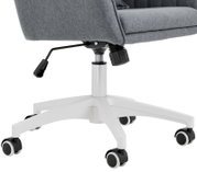 Grauer Homeoffice-Drehstuhl mit weißem Fußkreuz und Rollen, seitliche Perspektive