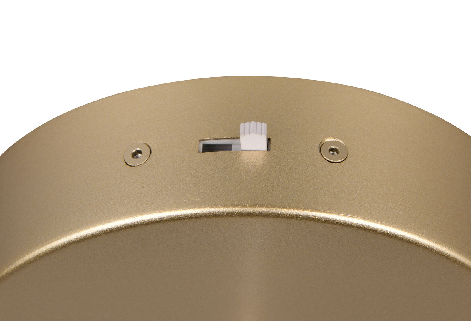 Nahaufnahme einer goldenen Pendelleuchte CALA mit sichtbarem Schalter und Schrauben auf der Oberseite.