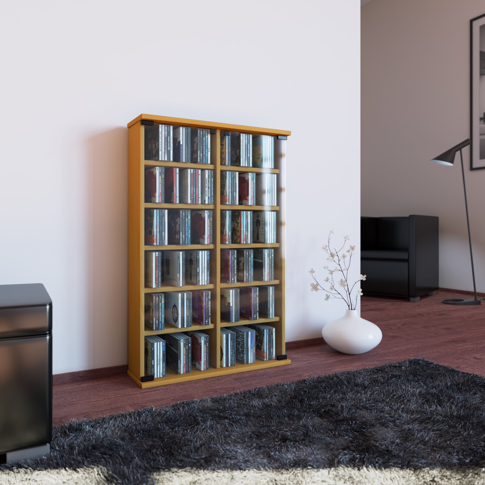 Hohes CD-Regal aus hellem Holz mit transparenten Schiebetüren, gefüllt mit CDs, im Wohnzimmer an der Wand stehend Perspektive: frontale Ansicht mit leichtem Blick von links.