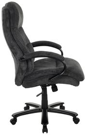 Seitliche Ansicht eines grauen Chefsessels mit gepolstertem Stoffbezug und Armlehnen auf einem schwarzen Drehfuß mit Rollen.