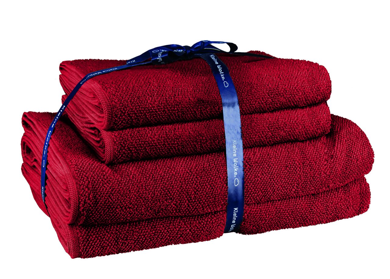 Rotes Handtuchset, bestehend aus vier Teilen, mit einer blauen Schleife gebunden, seitliche Perspektive