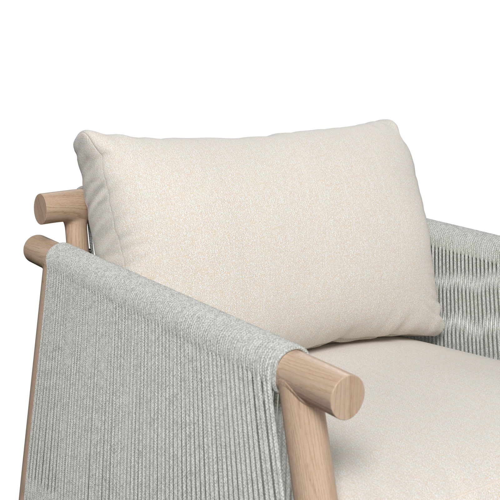 Nahaufnahme eines Lounge-Sessels mit hellem Kissen und Holzarmlehnen, seitliche Perspektive.