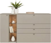 Moderne grijs-beige dressoir met vier lades, een linkerdeur en een verlichte open nis met houten latten en glazen planken, gefotografeerd recht van voren.