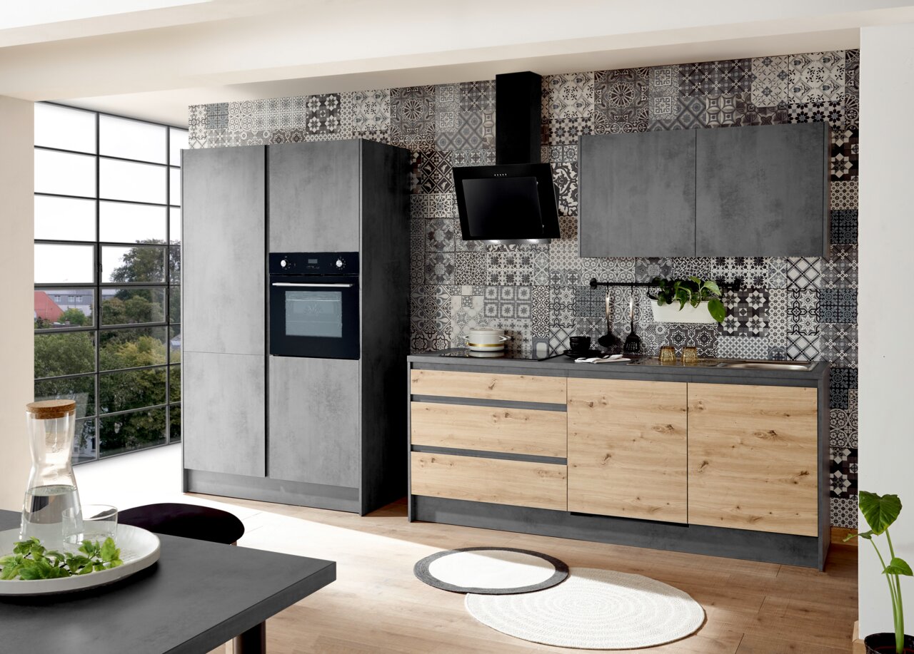 Yourkitchen Küchenblock Premium 335 TROJA Moderne Küche mit grauen und holzfarbenen Fronten, eingebautem Ofen und stilvollen Fliesen im Hintergrund, seitliche Perspektive.